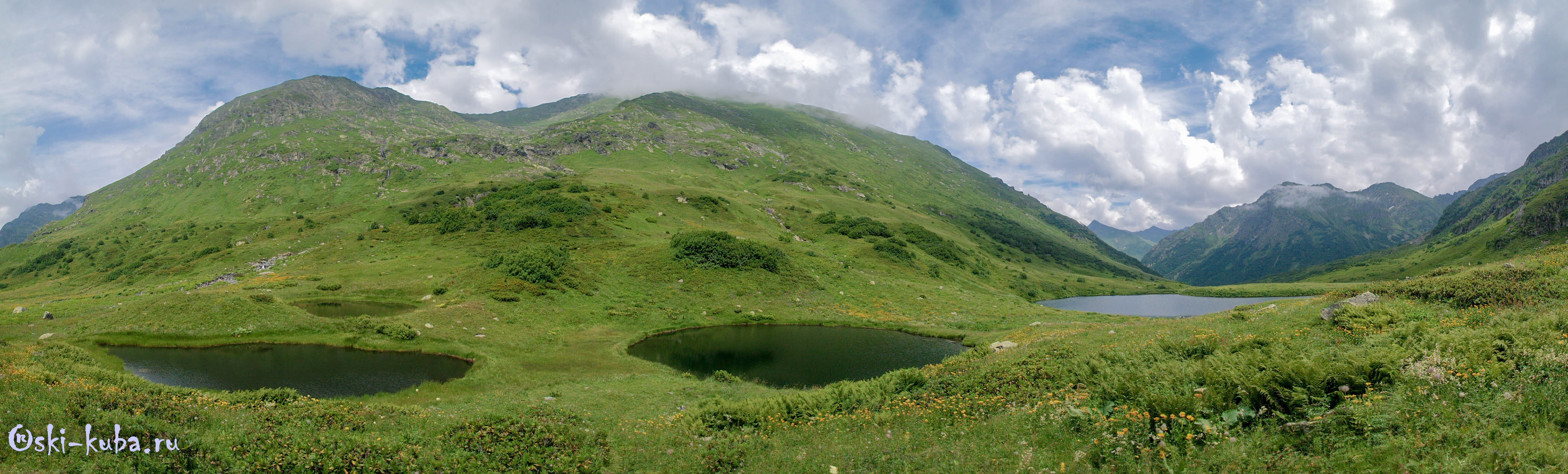Вид на перевальные озера между вершинами Табунная Южная, Табунная Северная и пик Бзерпи